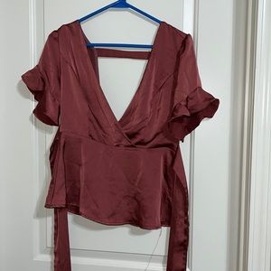 Elegant top that ties and zips!